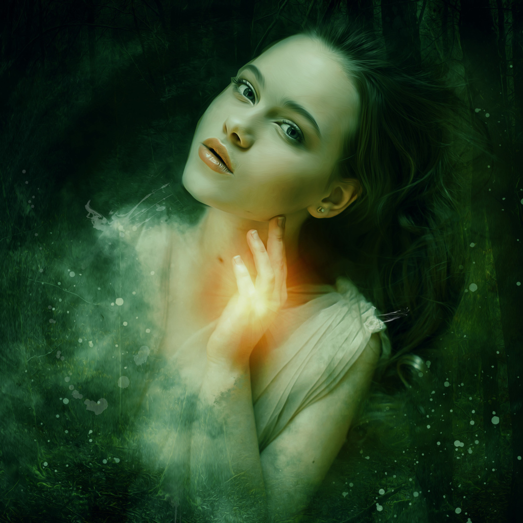 Фантастическая девушка на фоне темного леса