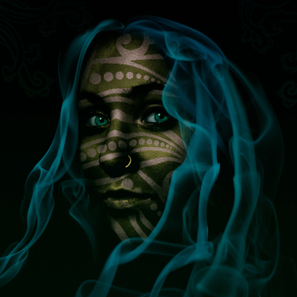 Фантастическая зеленоглазая девушка с волосами из голубого дыма