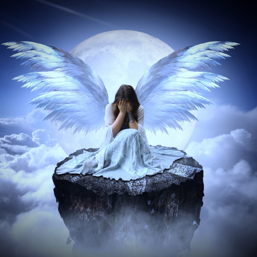 Девушка с крыльями ангела сидит на камне в облаках