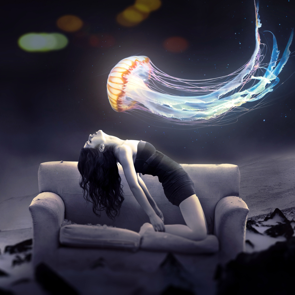 Медуза пролетает над девушкой на диване, фэнтези