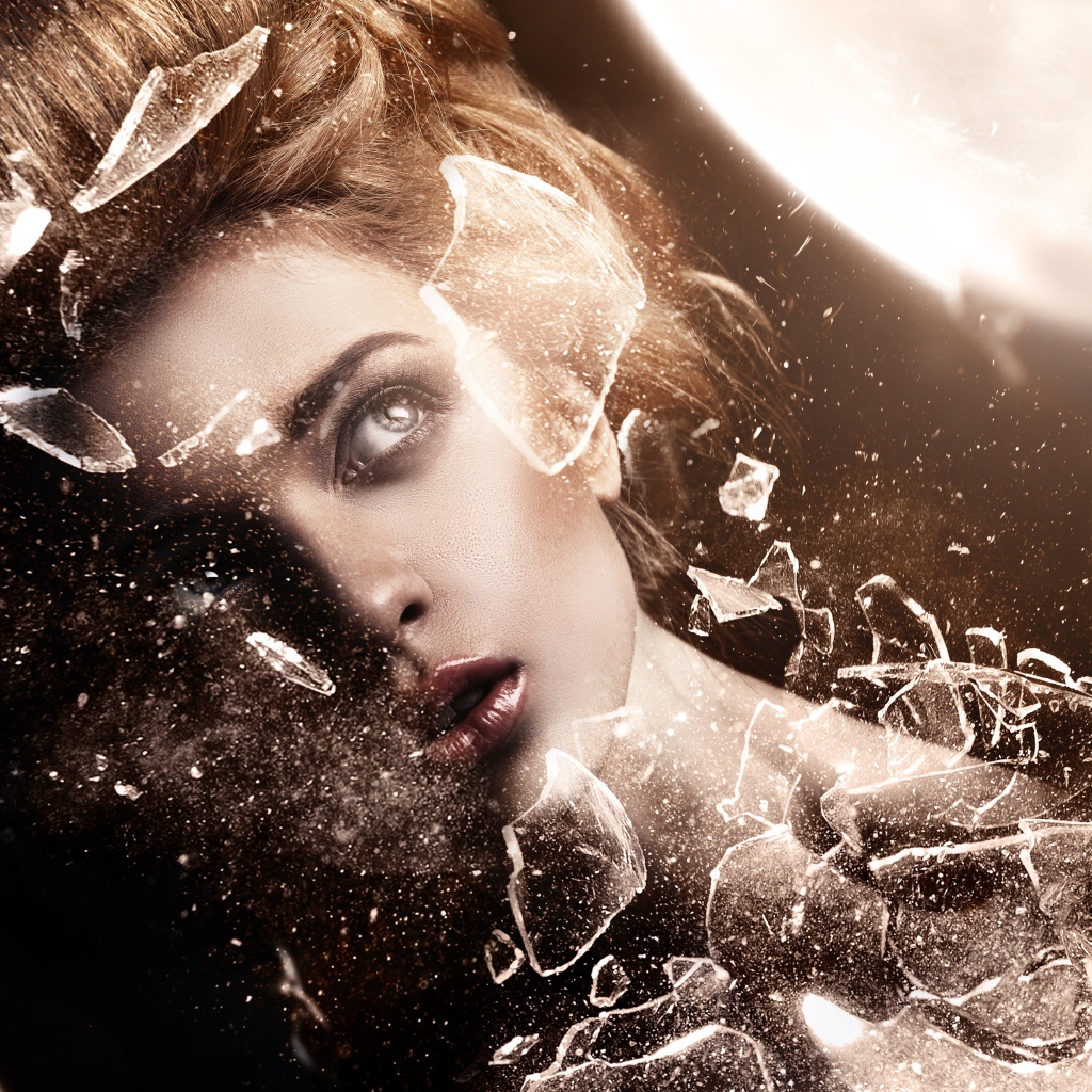 Тело девушки разбивается на осколки 