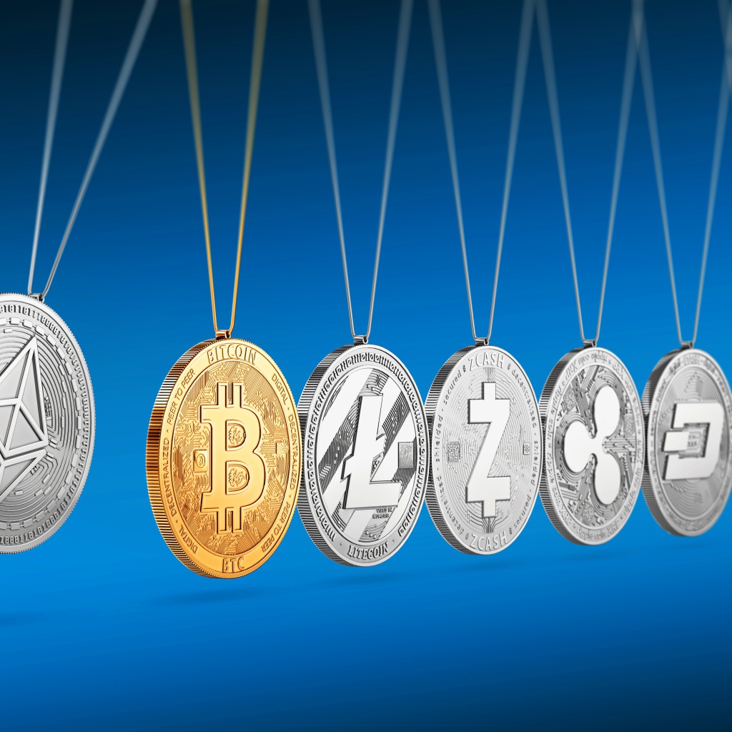 Разные монеты электронных валют на голубом фоне