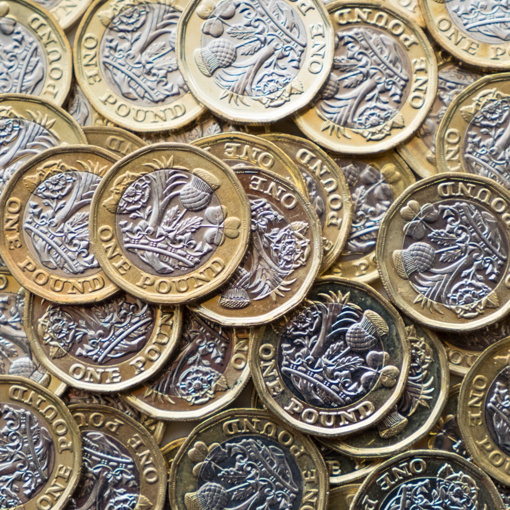 Много монет фунта стерлингов крупным планом