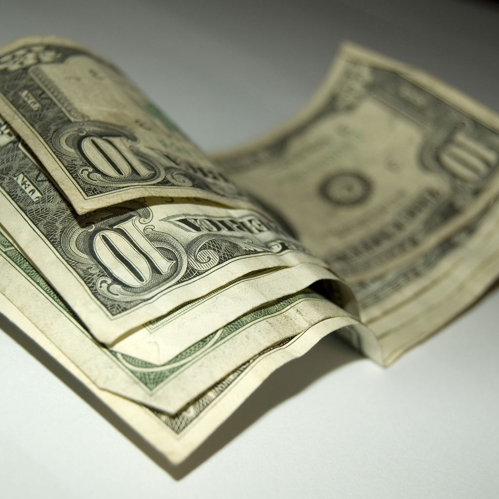 Купюры по 10 долларов на столе