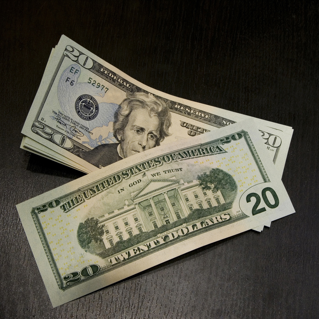 Купюры по 20 долларов на столе