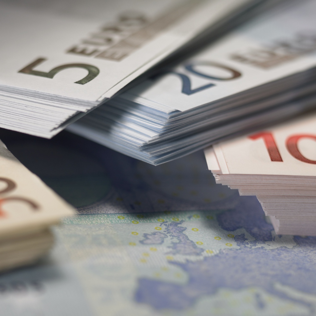 Пачки купюр евро крупным планом 