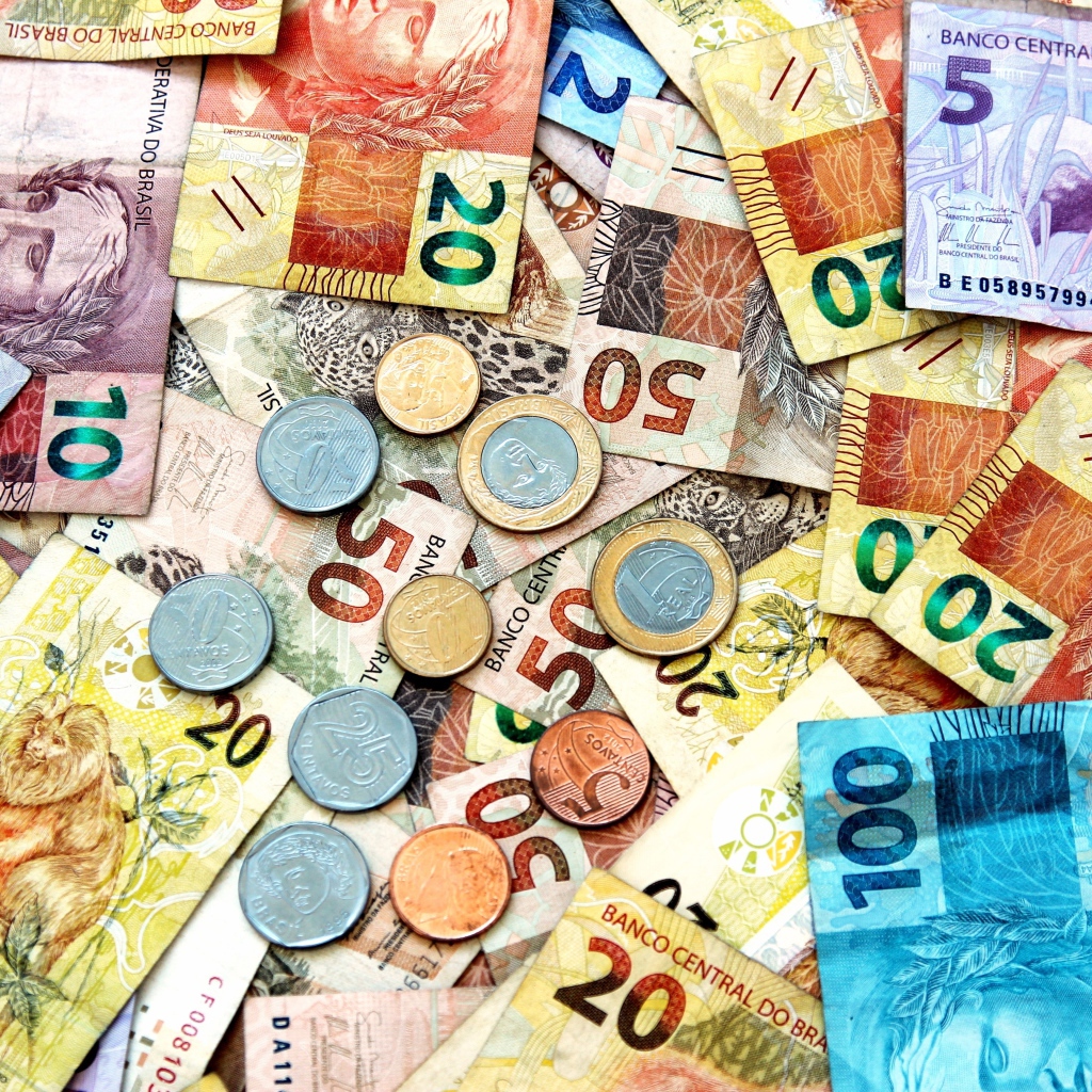 Много валюты  Бразильский реал крупным планом