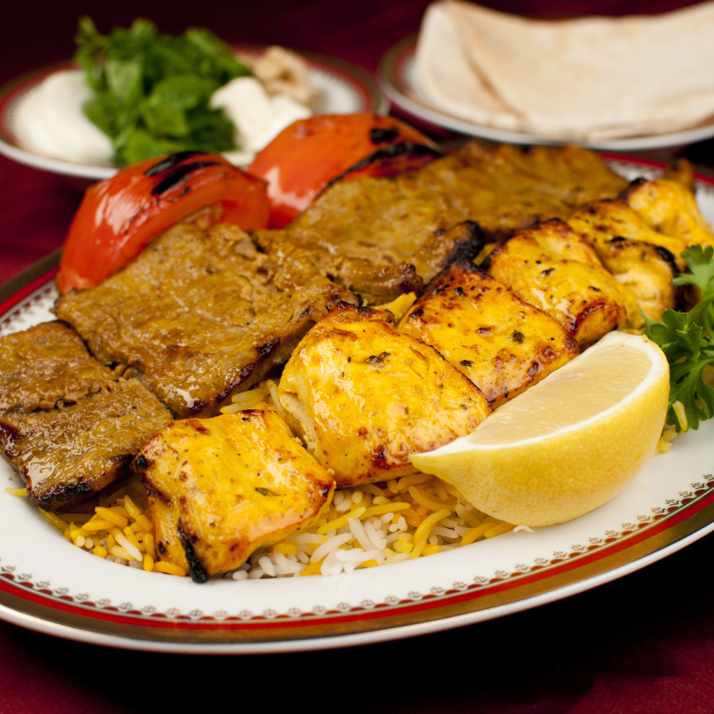 Аппетитное блюдо на тарелке с помидорами и лимоном