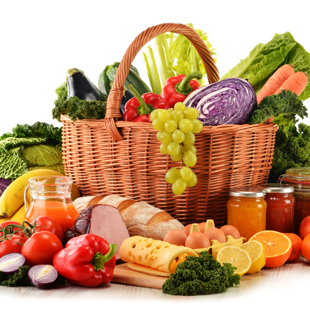 Корзина с овощами и продуктами питания на белом фоне