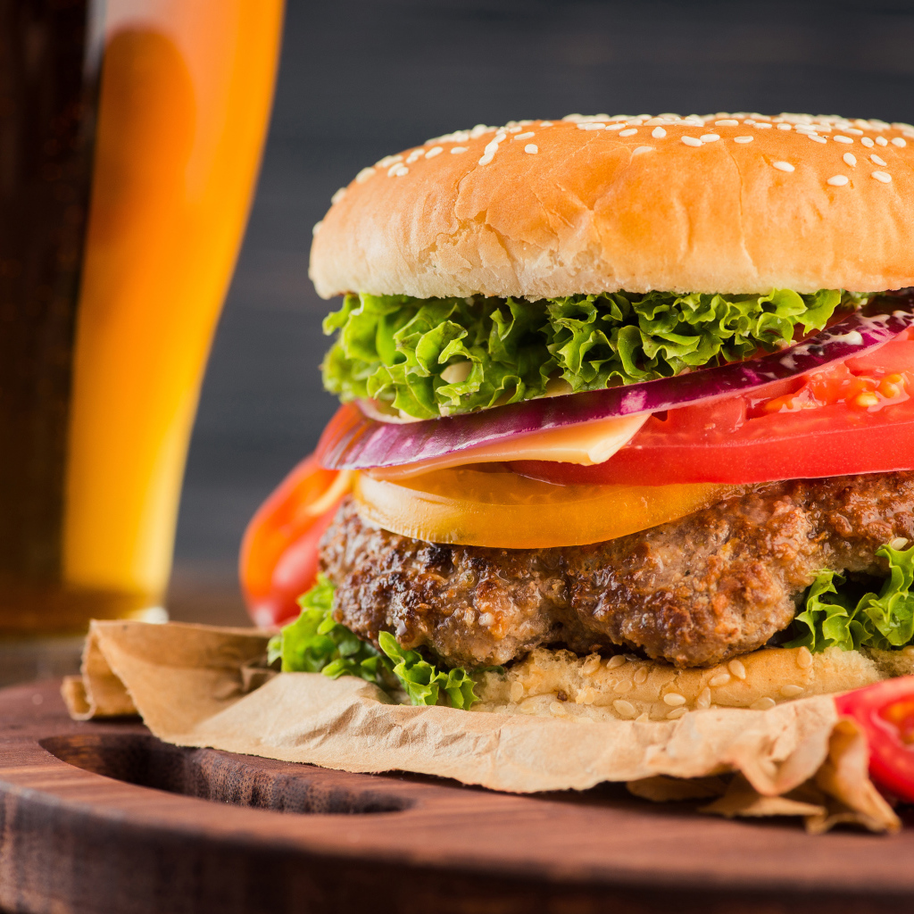 Большой аппетитный гамбургер с котлетой 