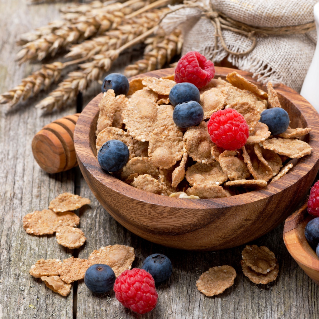 Хлопья с ягодами черники и малины на столе 