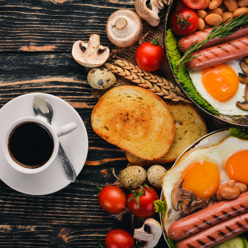 Сырный вкусный завтрак на столе с кофе