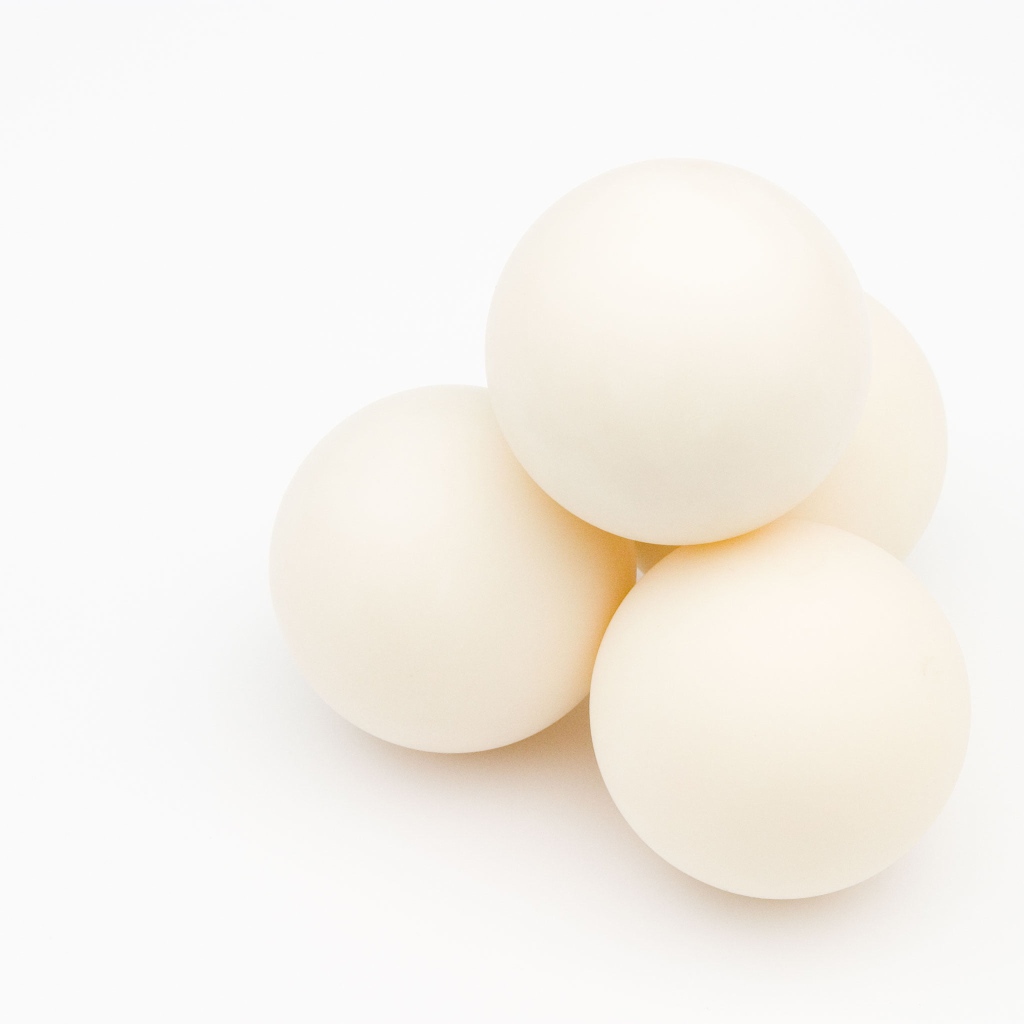 Куриные яйца на белом фоне 