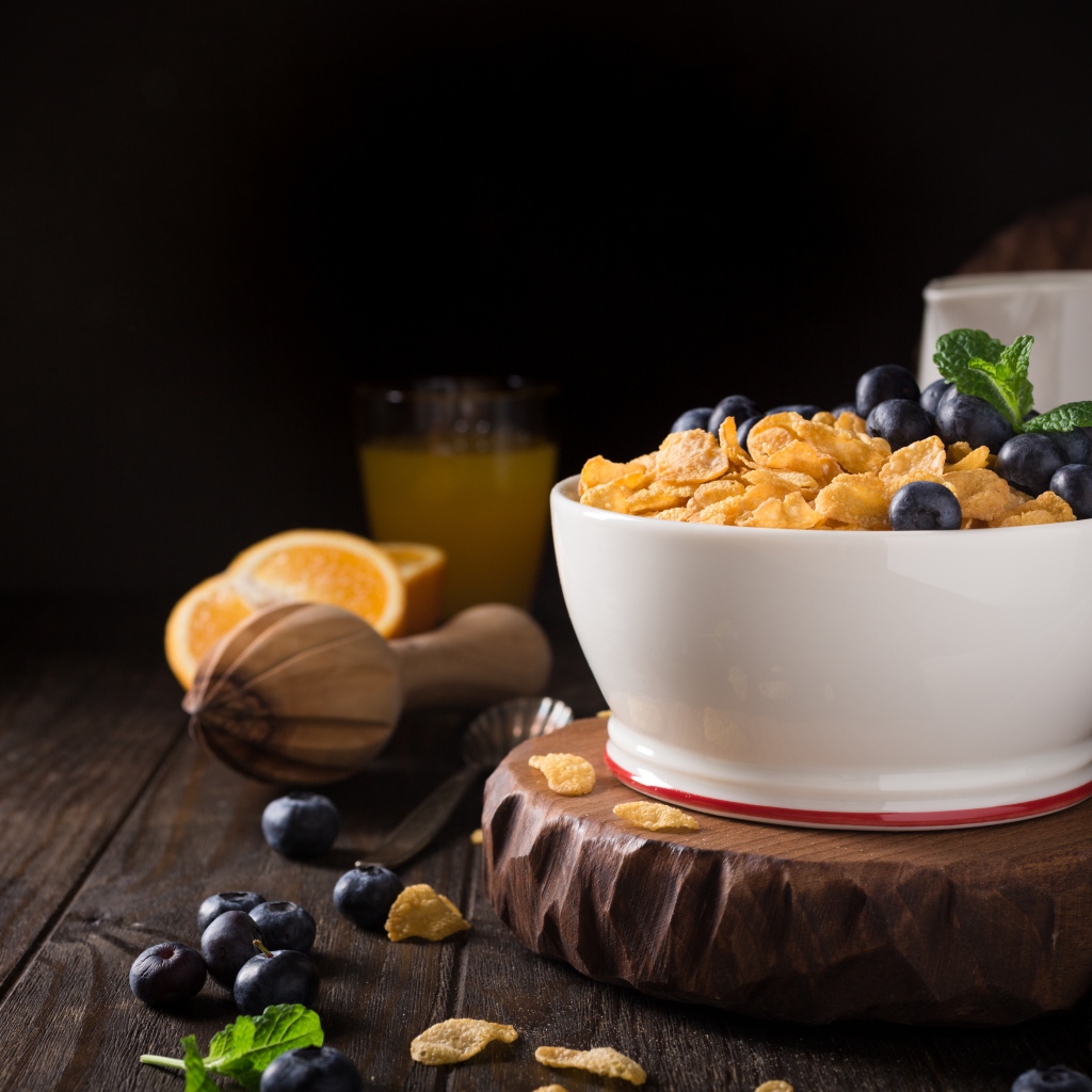 Кукурузные хлопья в тарелке с ягодами черники
