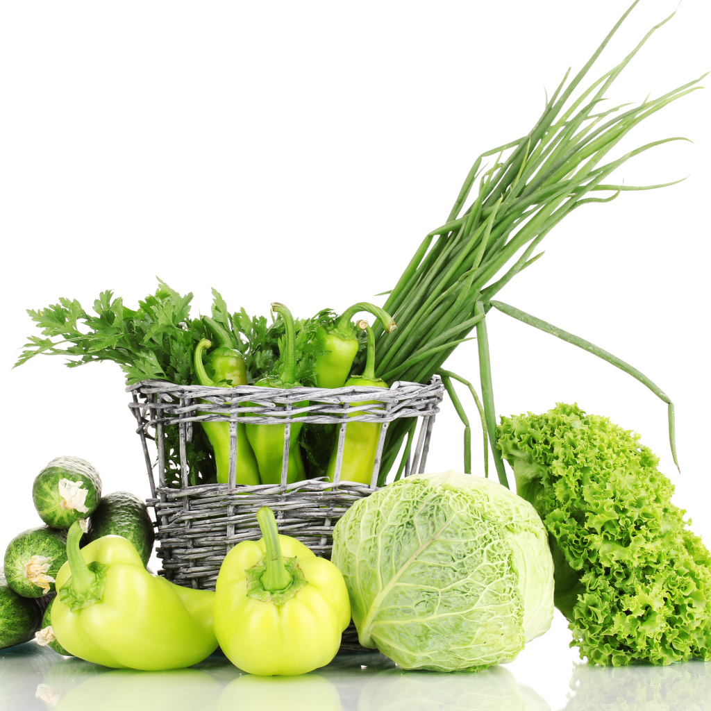 Огурцы, перец, капуста, зеленый лук и петрушка на белом фоне