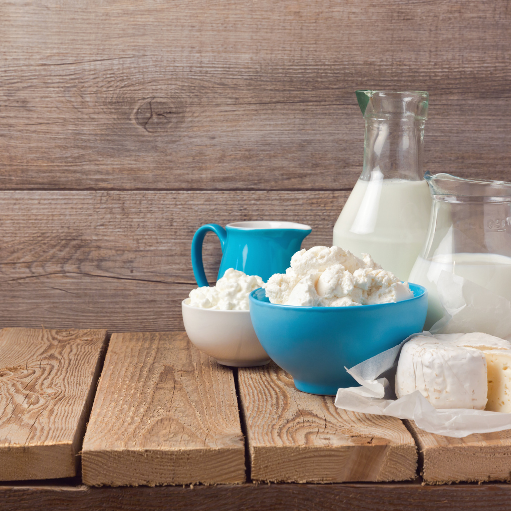 Молочные продукты на деревянном столе