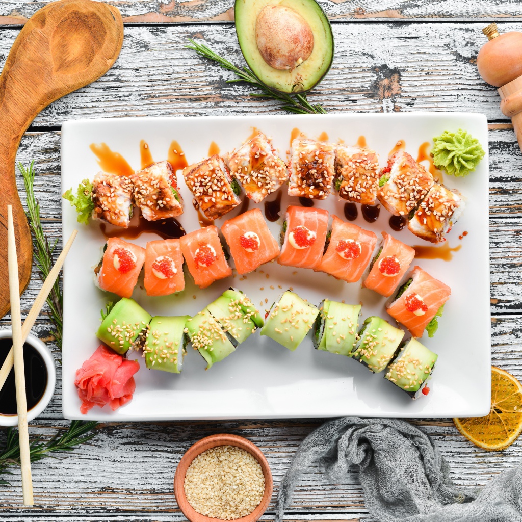 Вкусные аппетитные японские роллы на столе с соусом и специями