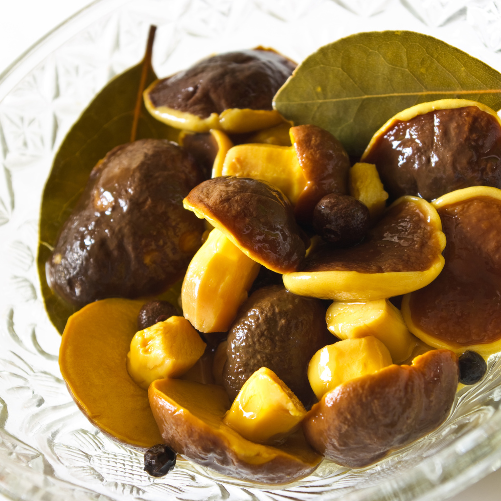 Вкусные маринованные грибы в стеклянной салатнице