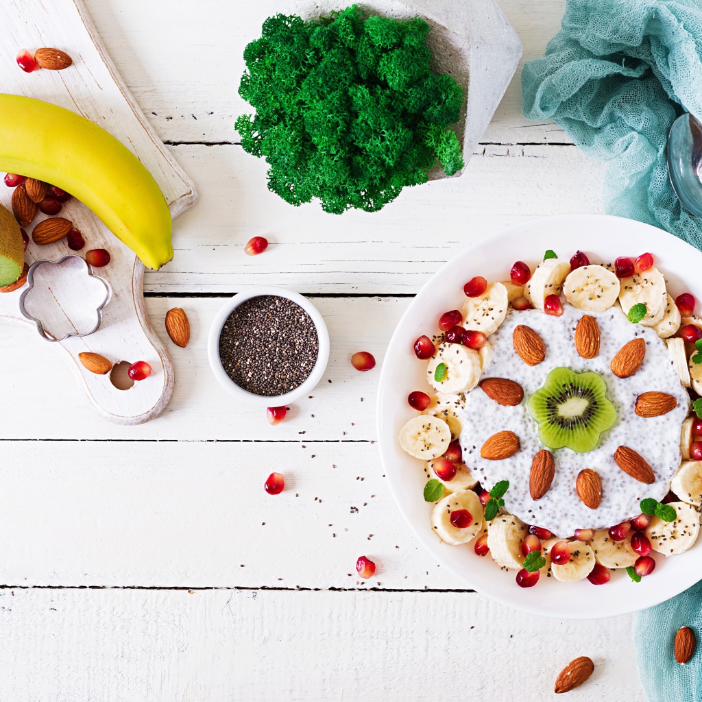 Десерт с бананами, гранатом и миндальными орехами