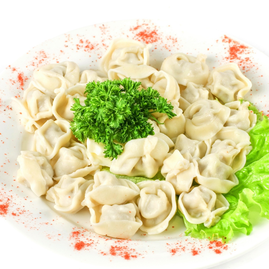 Пельмени с петрушкой и листьями салата на телке с красным перцем 