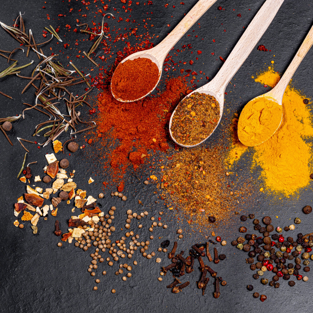 Ароматные специи на серой поверхности 