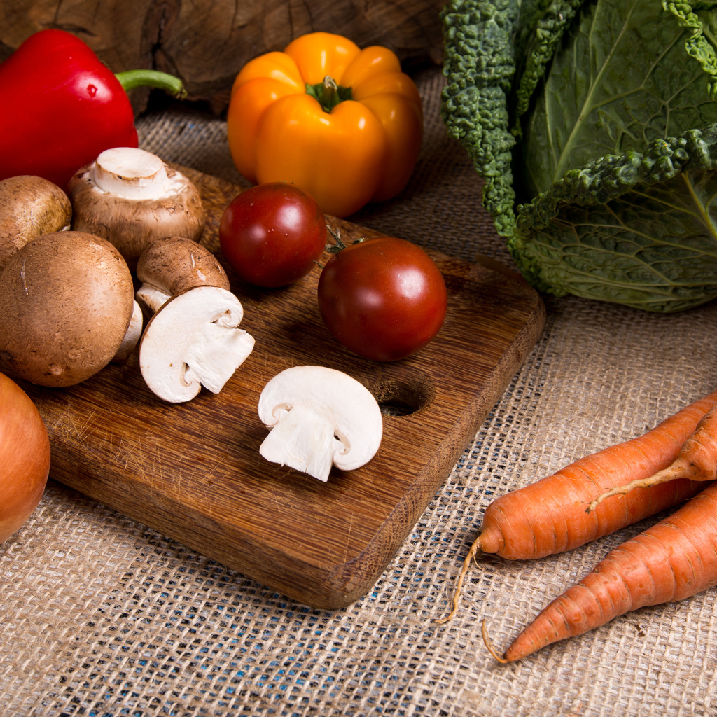 Свежие овощи на столе на разделочной доске