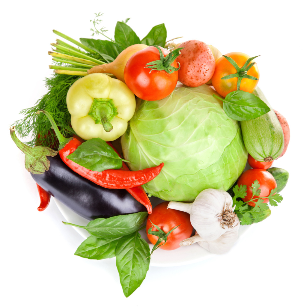 Свежие овощи на белом фоне с зеленью 