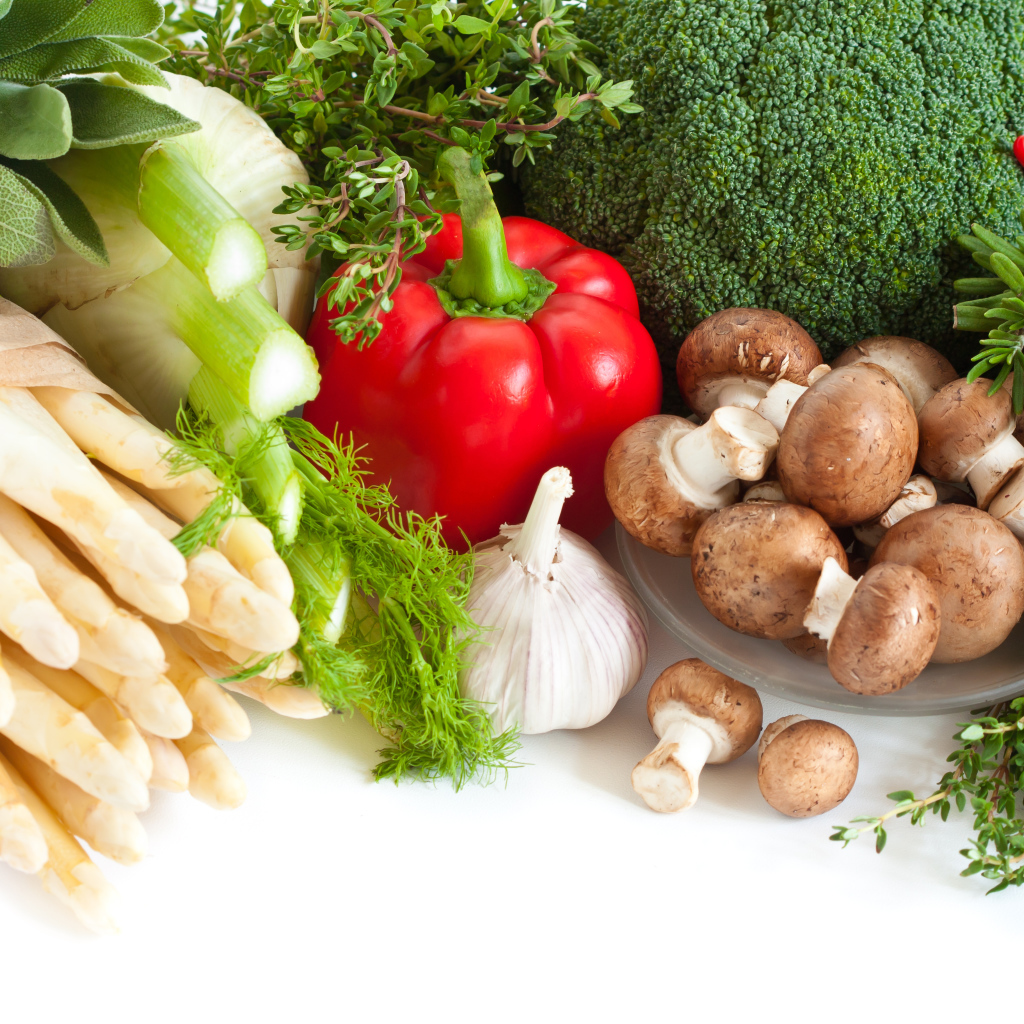 Свежие овощи с грибами на белом фоне