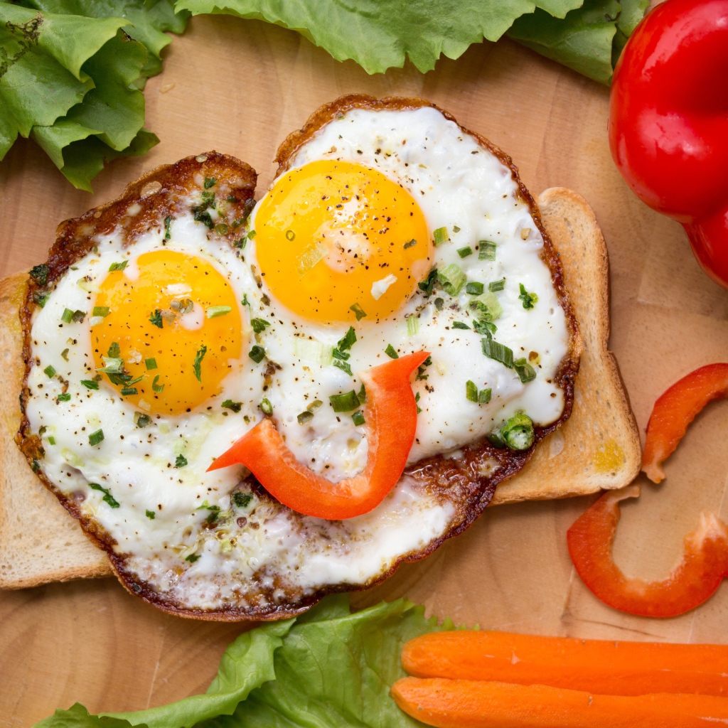 Яичница глазунья на тостах с болгарским перцем