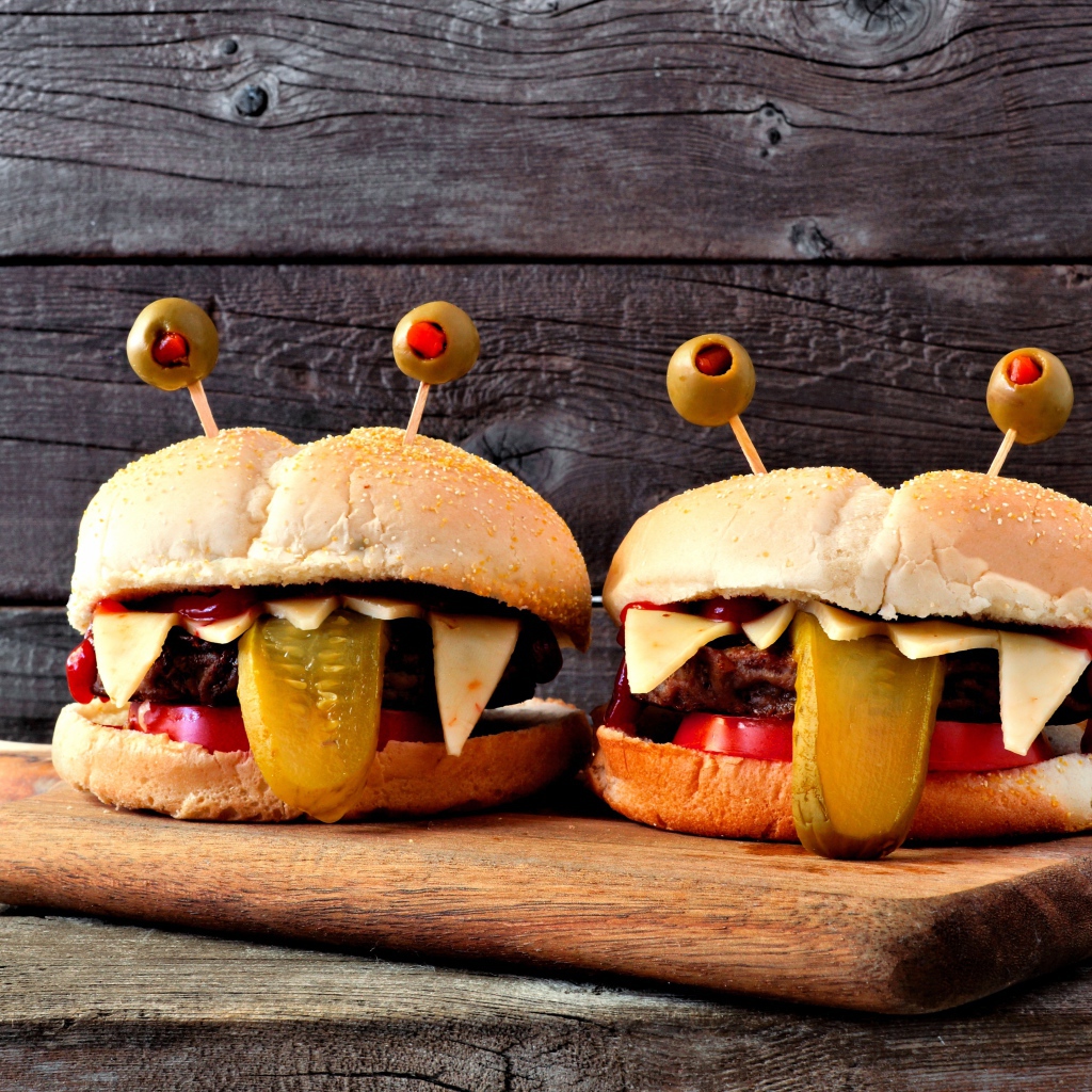 Смешные гамбургеры на разделочной доске