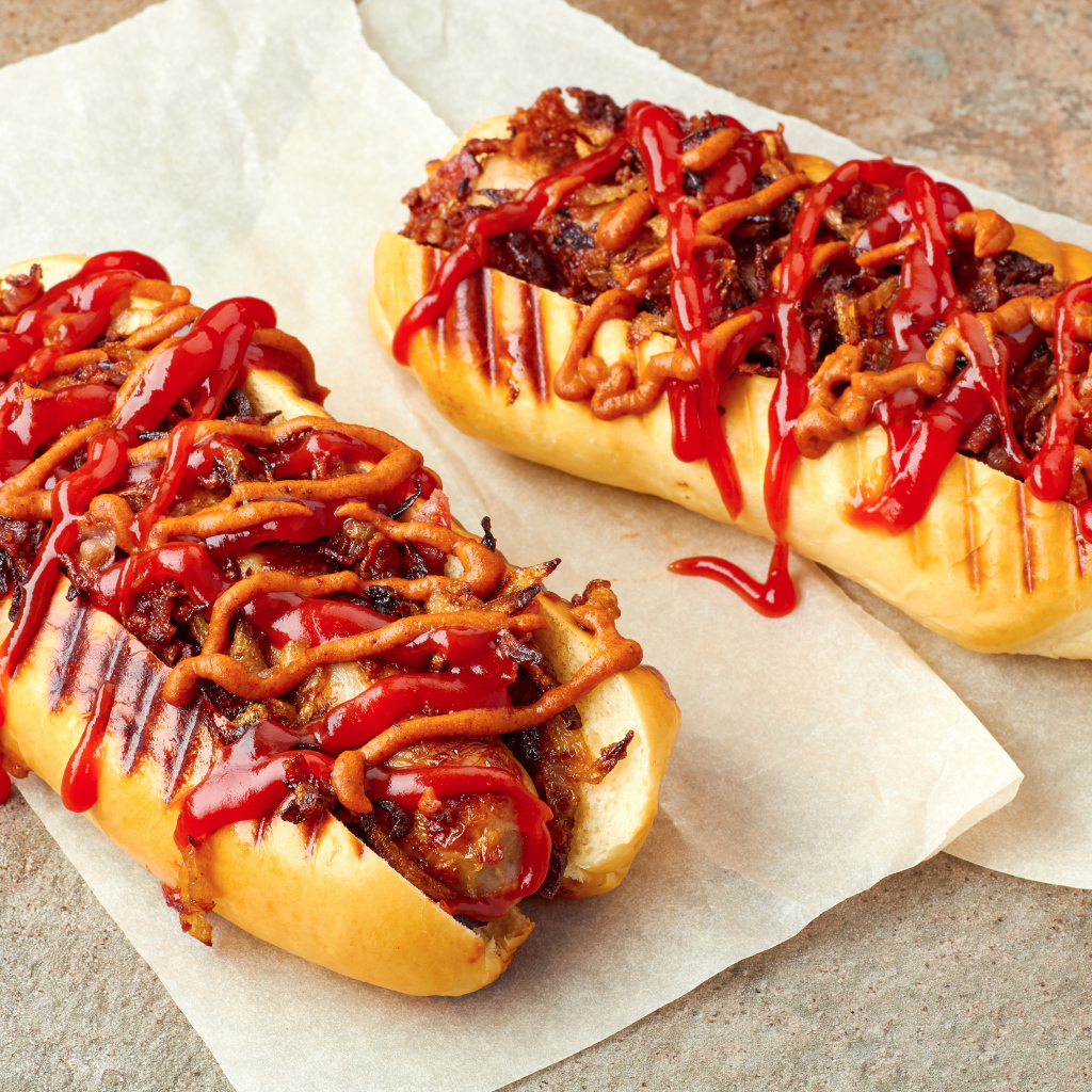 Хотдоги на гриле с сосисками и соусом