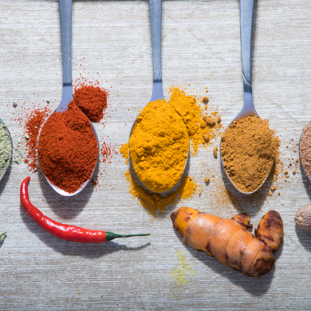 Молотые специи в ложках на столе 