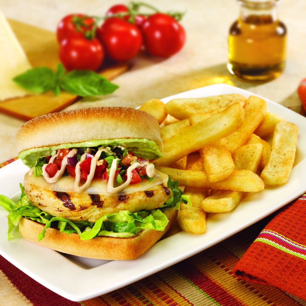 Гамбургер на тарелке с картофелем фри 