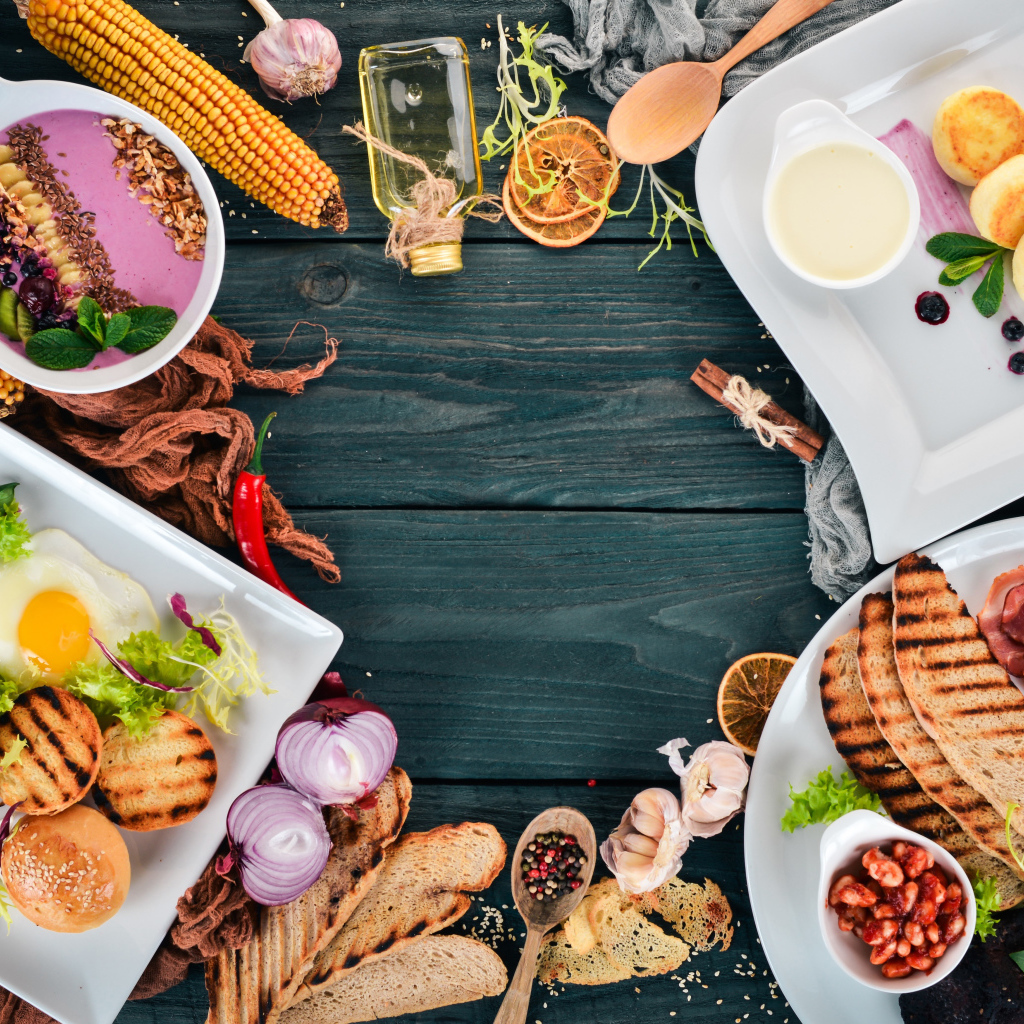 Сытный завтрак на столе со специями 