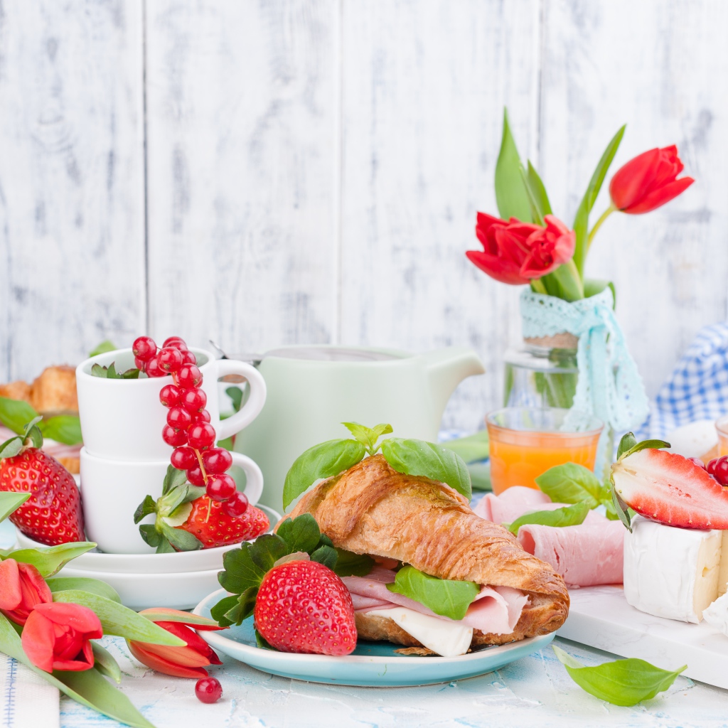 Сытный завтрак на столе с цветами тюльпана