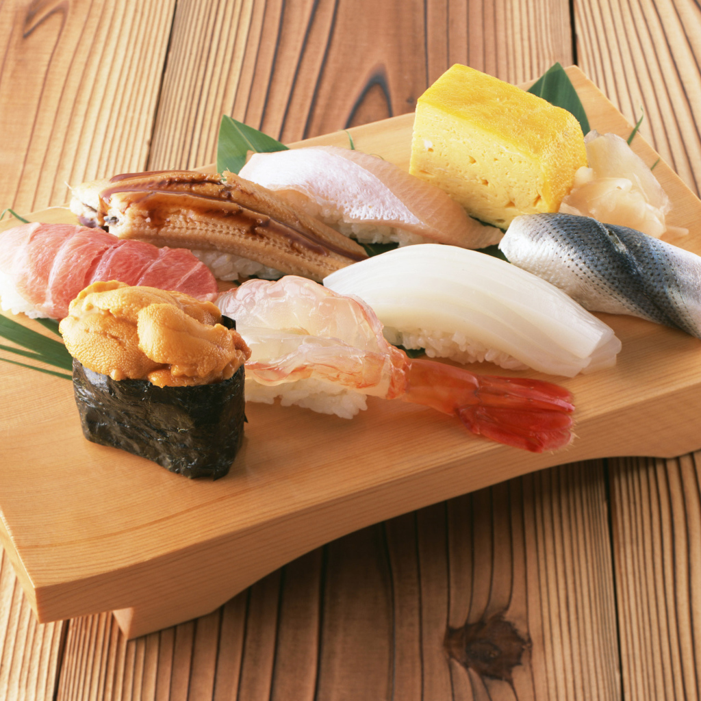 Японское блюдо на деревянной доске