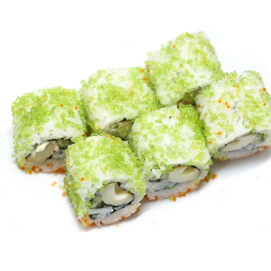 Японские суши с икрой на белом фоне 