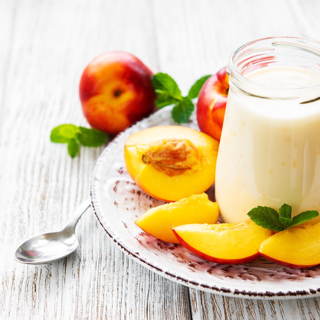 Кефир в банке на столе с нектарином