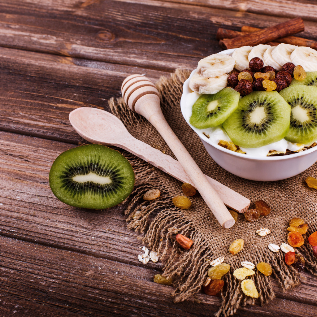 Мюсли с бананами и киви на столе 