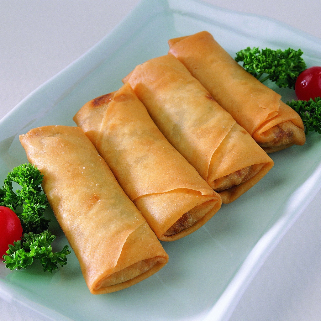 Блины на тарелке с петрушкой и помидорами