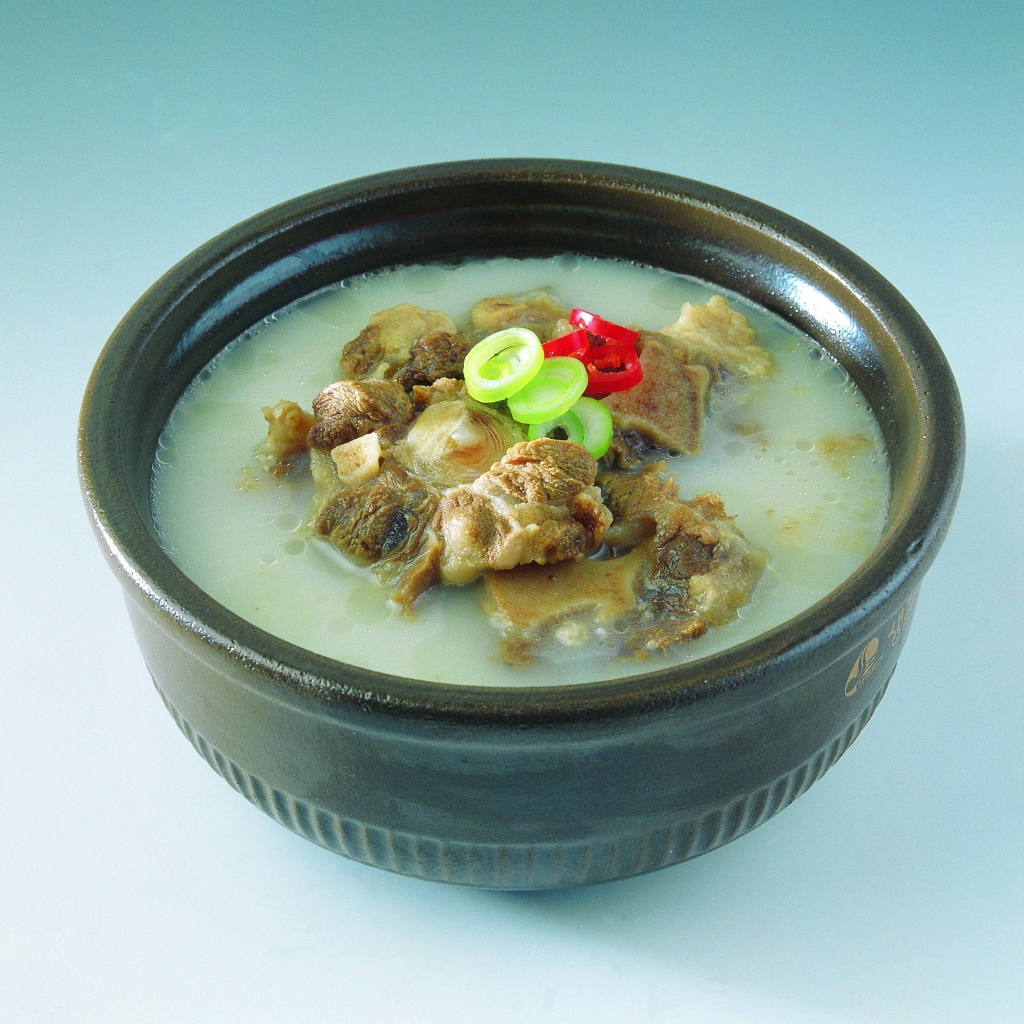 Тарелка супа с говядиной  на голубом фоне