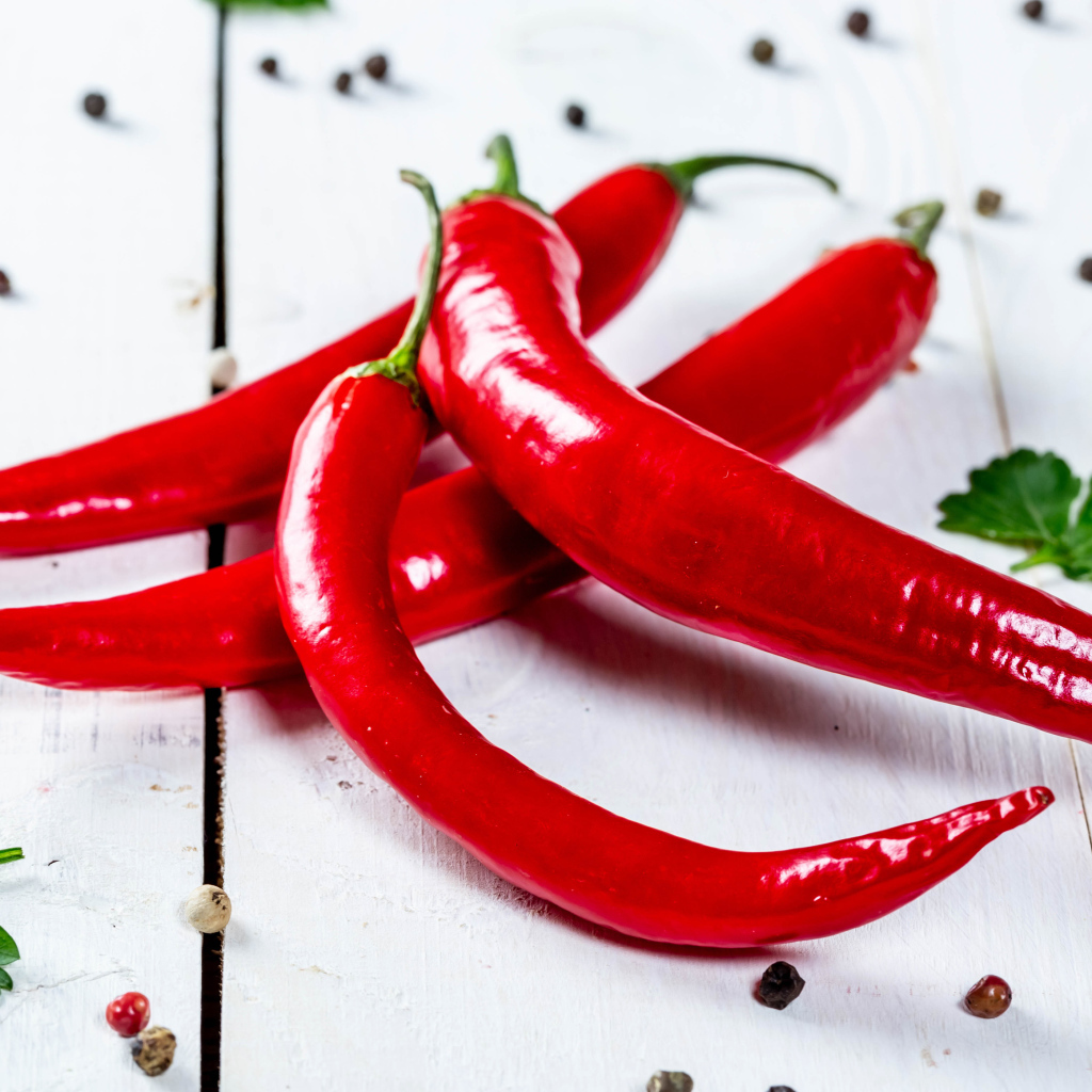Стручки красного острого перца на столе