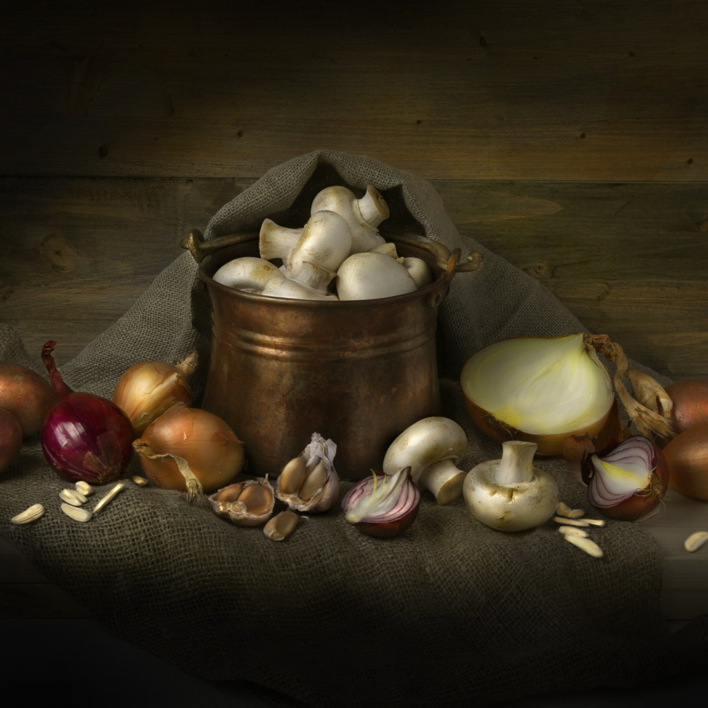 Картофель, лук, чеснок и шампиньоны на столе