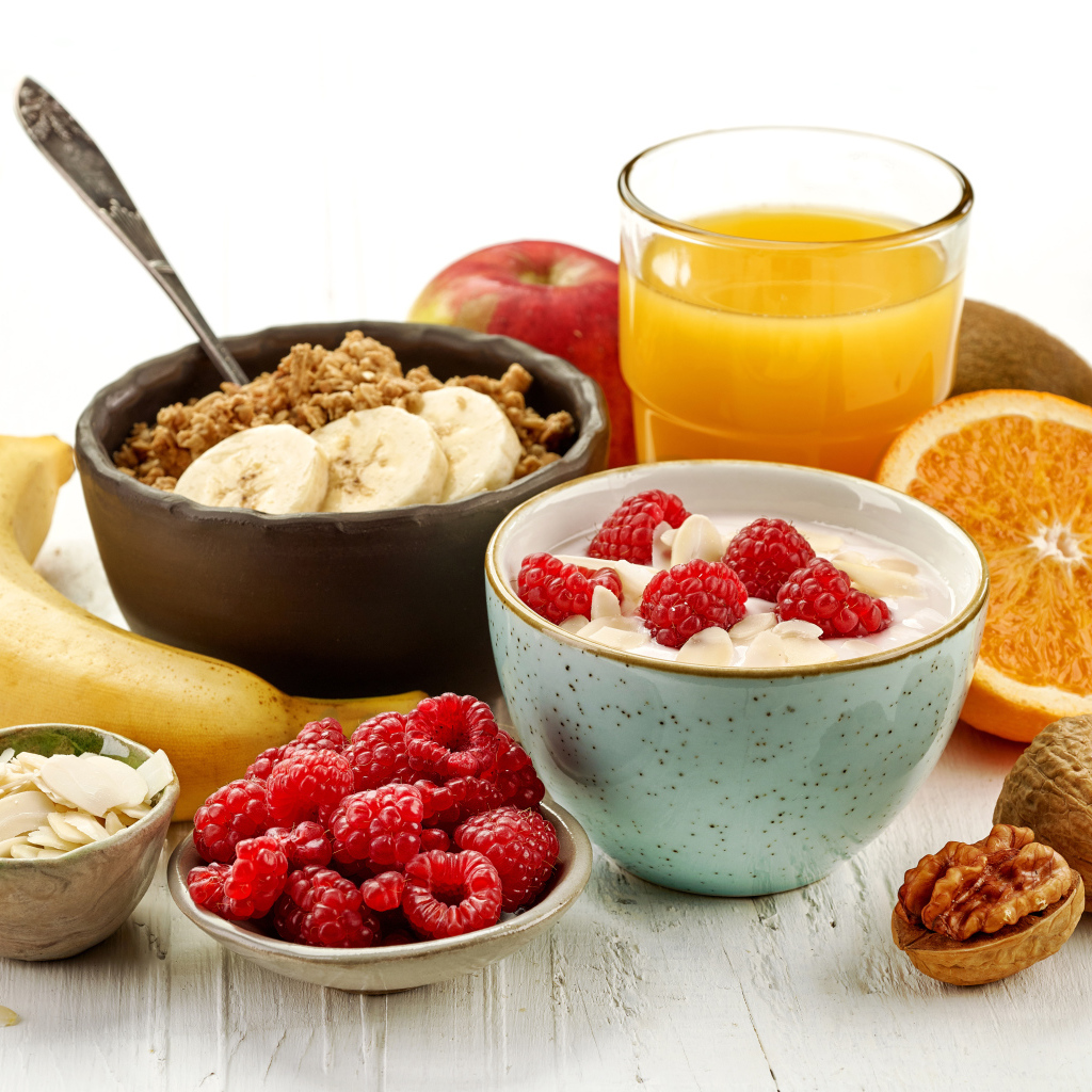 Продукты на завтрак на столе 