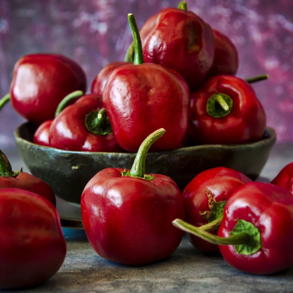 Красный болгарский перец на столе