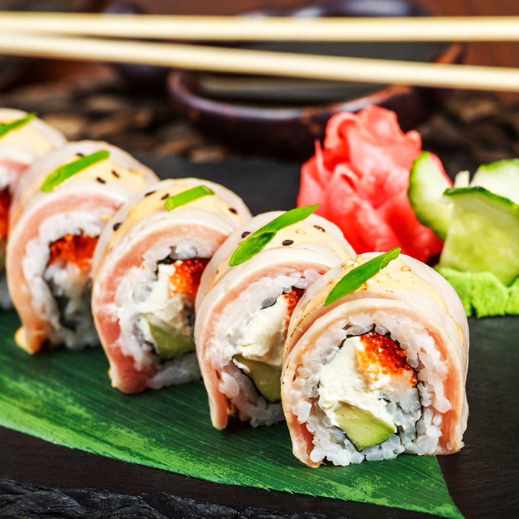 Роллы на тарелке с имбирем и соусом васаби