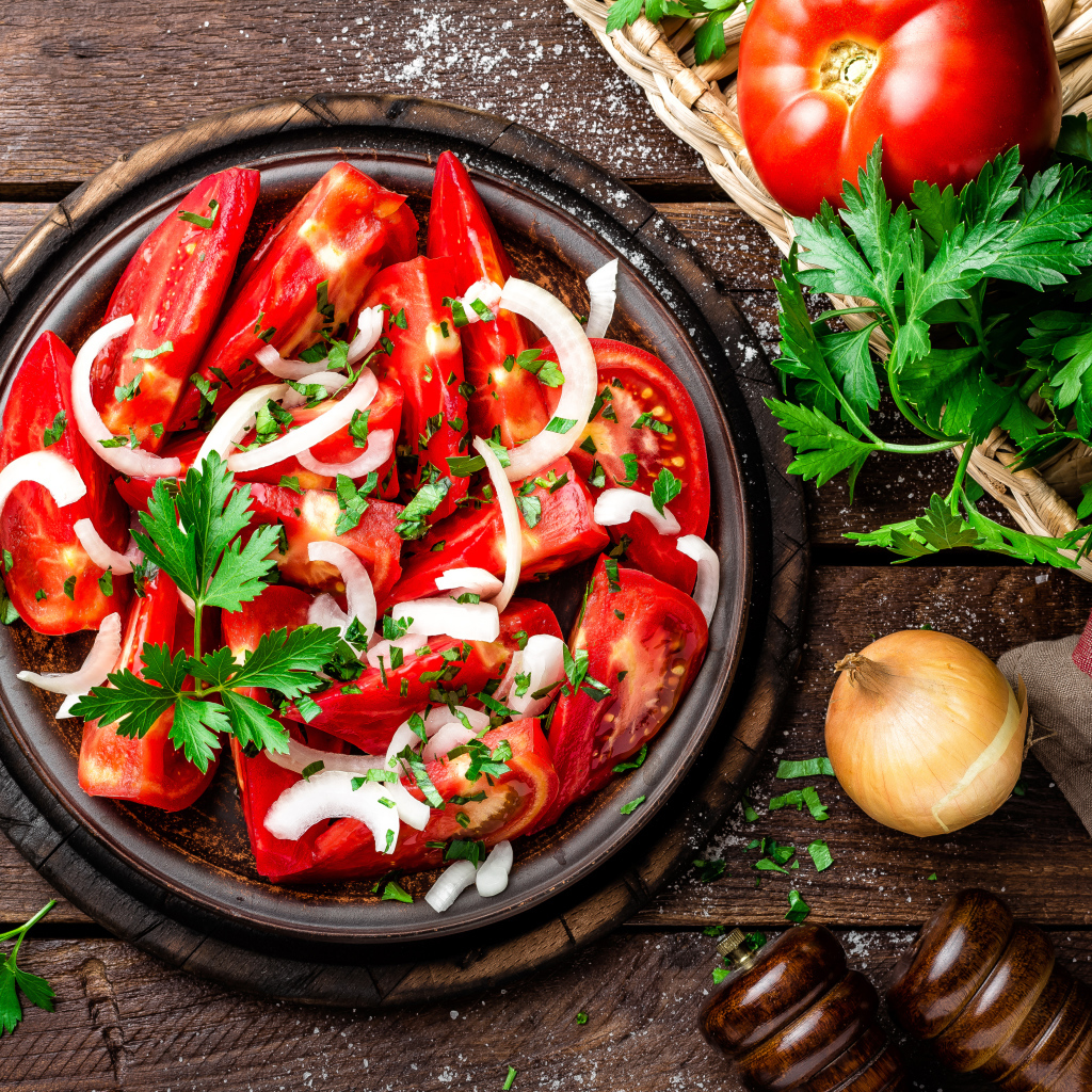 Салат из красных помидор с луком и петрушкой 