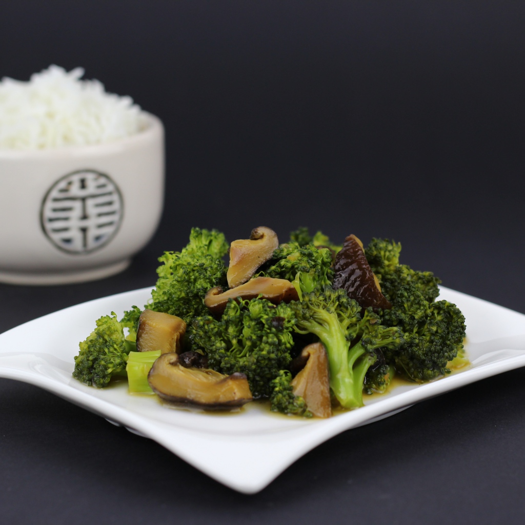 Салат с брокколи и грибами на сером фоне с рисом