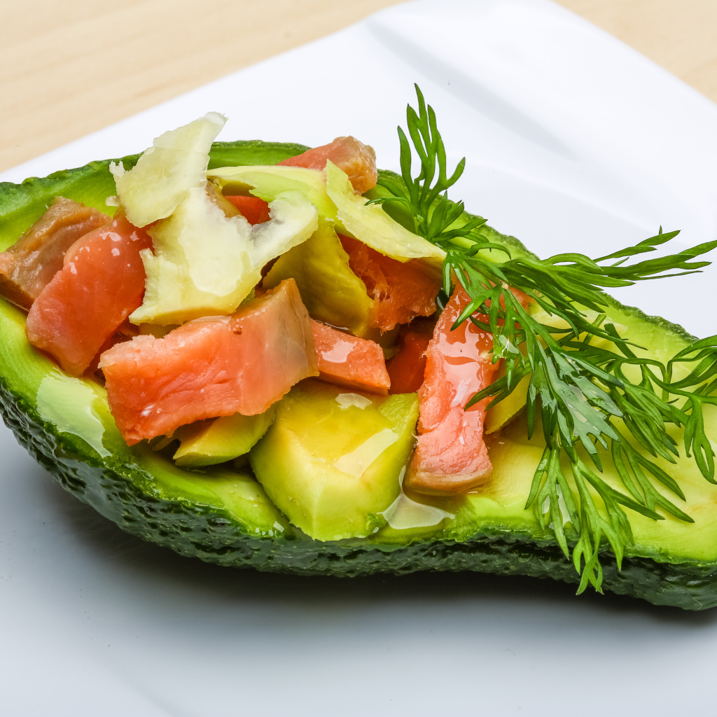 Салат с рыбой и веточкой укропа в авокадо