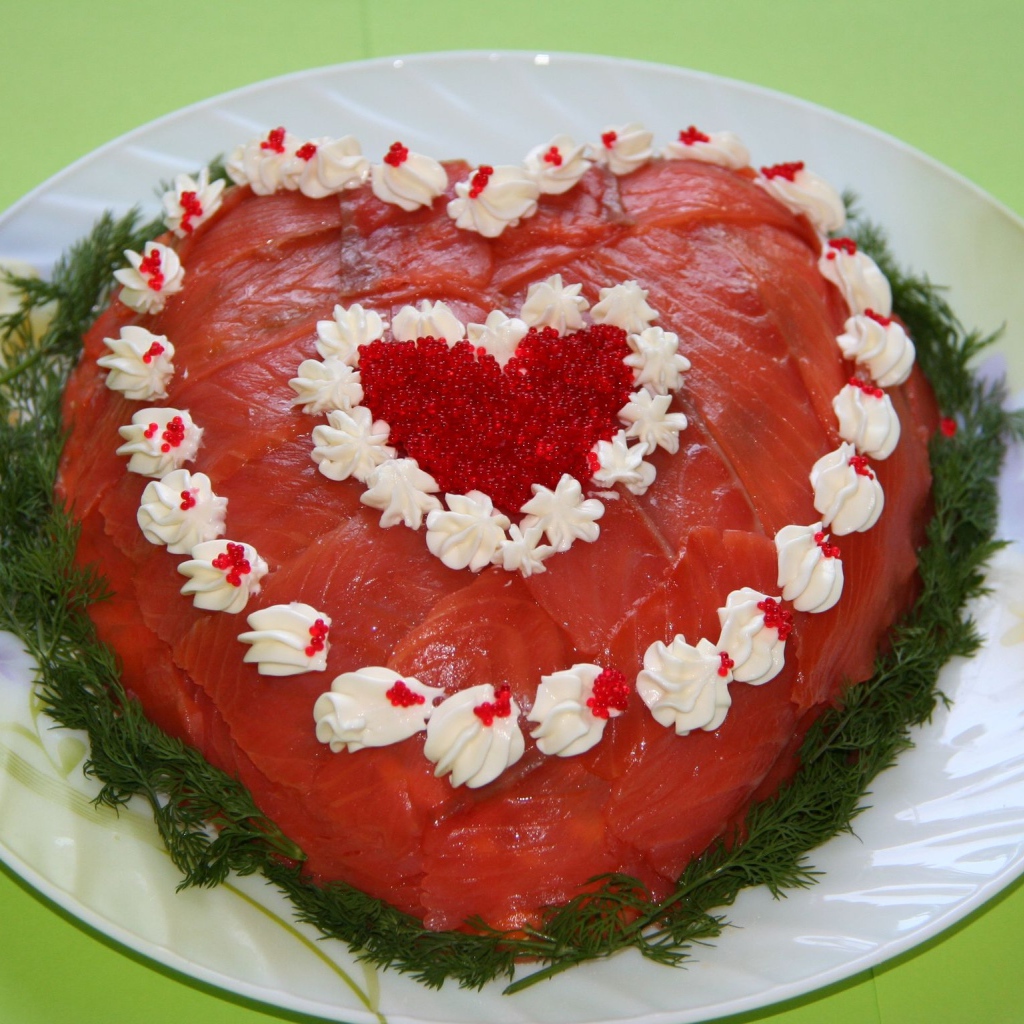Салат с красной рыбой в форме сердца 